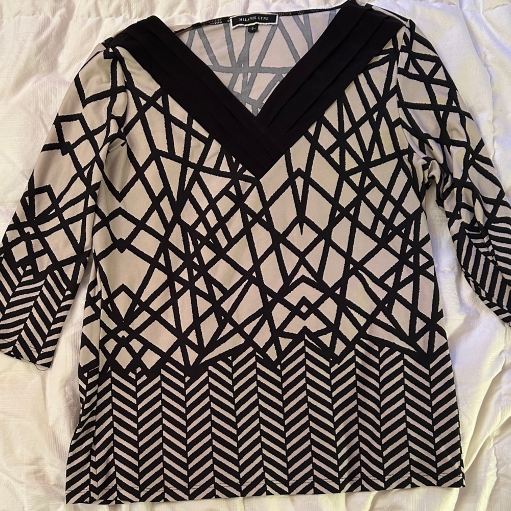 Melanie Lyne Black and Cream Geometric Women's Top